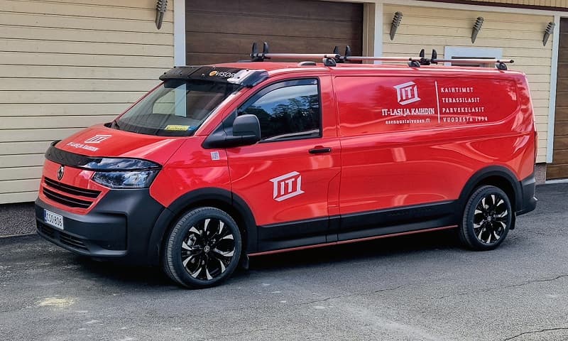 Asennus Toivosen punainen pakettiauto